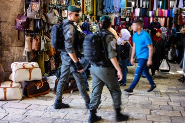 Kudüs İsrail 24 Nisan 2018 Damascus gate Kudüs'ün eski şehri, İsrail polisi ayakta öğleden sonra görünümünü