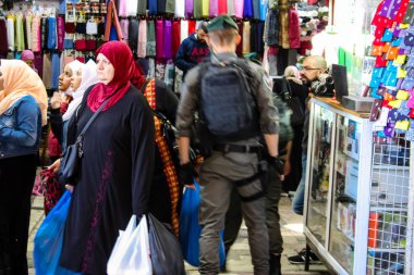 Kudüs İsrail 24 Nisan 2018 Damascus gate Kudüs'ün eski şehri, İsrail polisi ayakta öğleden sonra görünümünü