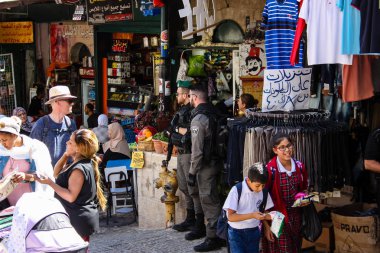 Kudüs İsrail 24 Nisan 2018 Damascus gate Kudüs'ün eski şehri, İsrail polisi ayakta öğleden sonra görünümünü
