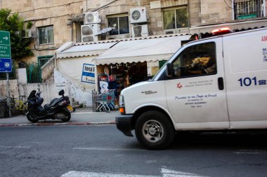 Kudüs İsrail 24 Nisan 2018 öğleden sonra Kudüs'te İsrail sokakta bir ambulansta görünümünü