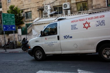 Kudüs İsrail 24 Nisan 2018 öğleden sonra Kudüs'te İsrail sokakta bir ambulansta görünümünü