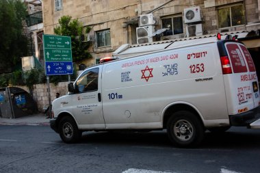 Kudüs İsrail 24 Nisan 2018 öğleden sonra Kudüs'te İsrail sokakta bir ambulansta görünümünü