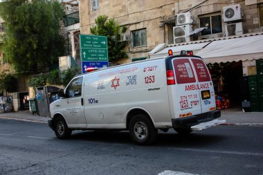 Kudüs İsrail 24 Nisan 2018 öğleden sonra Kudüs'te İsrail sokakta bir ambulansta görünümünü