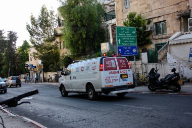 Kudüs İsrail 24 Nisan 2018 öğleden sonra Kudüs'te İsrail sokakta bir ambulansta görünümünü