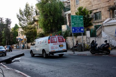 Kudüs İsrail 24 Nisan 2018 öğleden sonra Kudüs'te İsrail sokakta bir ambulansta görünümünü