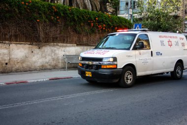 Kudüs İsrail 24 Nisan 2018 öğleden sonra Kudüs'te İsrail sokakta bir ambulansta görünümünü