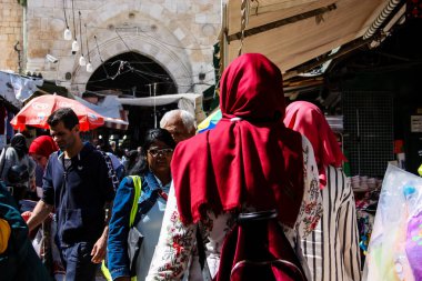 Kudüs İsrail 24 Nisan 2018 Damascus gate Kudüs'ün eski şehri, öğleden sonra bilinmeyen insanlar görünümünü