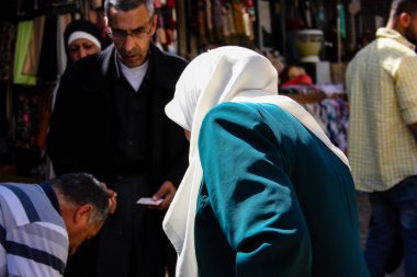 Kudüs İsrail 24 Nisan 2018 Damascus gate Kudüs'ün eski şehri, öğleden sonra bilinmeyen insanlar görünümünü