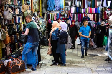Kudüs İsrail 24 Nisan 2018 Damascus gate Kudüs'ün eski şehri, öğleden sonra bilinmeyen insanlar görünümünü