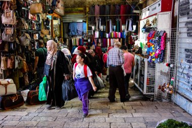 Kudüs İsrail 24 Nisan 2018 Damascus gate Kudüs'ün eski şehri, öğleden sonra bilinmeyen insanlar görünümünü