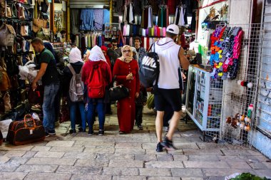 Kudüs İsrail 24 Nisan 2018 Damascus gate Kudüs'ün eski şehri, öğleden sonra bilinmeyen insanlar görünümünü
