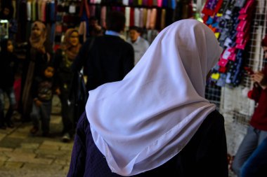 Kudüs İsrail 24 Nisan 2018 Damascus gate Kudüs'ün eski şehri, öğleden sonra bilinmeyen insanlar görünümünü