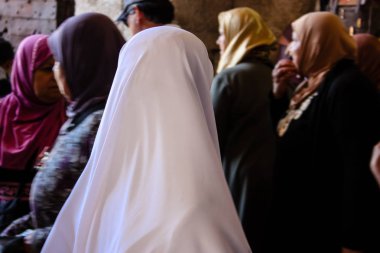 Kudüs İsrail 24 Nisan 2018 Damascus gate Kudüs'ün eski şehri, öğleden sonra bilinmeyen insanlar görünümünü