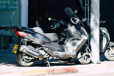 Tel Aviv İsrail 20 Aralık 2019 öğleden sonra Tel Aviv sokaklarında park etmiş bir scooter görüntüsü