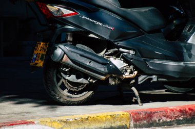 Tel Aviv İsrail 20 Aralık 2019 öğleden sonra Tel Aviv sokaklarında park etmiş bir scooter görüntüsü