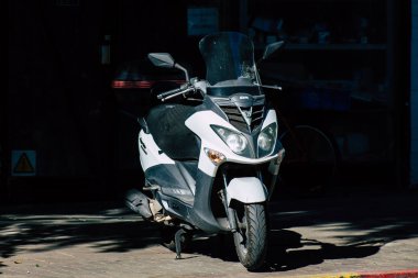 Tel Aviv İsrail 20 Aralık 2019 öğleden sonra Tel Aviv sokaklarında park etmiş bir scooter görüntüsü
