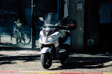 Tel Aviv İsrail 20 Aralık 2019 öğleden sonra Tel Aviv sokaklarında park etmiş bir scooter görüntüsü