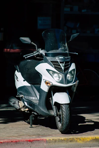 Tel Aviv İsrail 20 Aralık 2019 öğleden sonra Tel Aviv sokaklarında park etmiş bir scooter görüntüsü