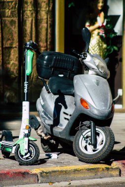 Tel Aviv İsrail 20 Aralık 2019 öğleden sonra Tel Aviv sokaklarında park etmiş bir scooter görüntüsü