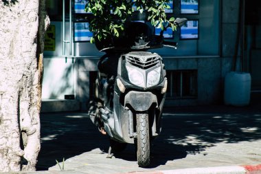 Tel Aviv İsrail 20 Aralık 2019 öğleden sonra Tel Aviv sokaklarında park etmiş bir scooter görüntüsü