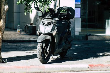 Tel Aviv İsrail 20 Aralık 2019 öğleden sonra Tel Aviv sokaklarında park etmiş bir scooter görüntüsü