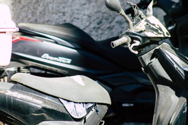 Tel Aviv İsrail 20 Aralık 2019 öğleden sonra Tel Aviv sokaklarında park etmiş bir scooter görüntüsü