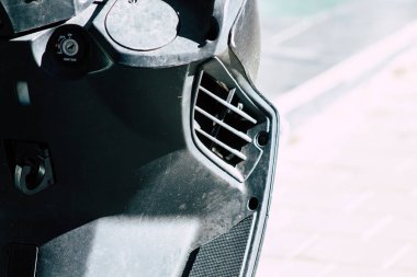 Tel Aviv İsrail 20 Aralık 2019 öğleden sonra Tel Aviv sokaklarında park etmiş bir scooter görüntüsü