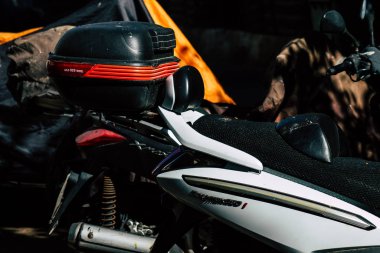 Tel Aviv İsrail 20 Aralık 2019 öğleden sonra Tel Aviv sokaklarında park etmiş bir scooter görüntüsü