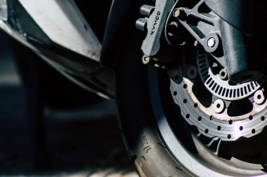 Tel Aviv İsrail 20 Aralık 2019 öğleden sonra Tel Aviv sokaklarında park etmiş bir scooter görüntüsü