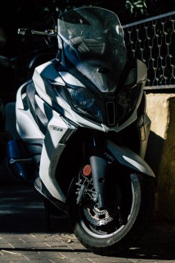 Tel Aviv İsrail 20 Aralık 2019 öğleden sonra Tel Aviv sokaklarında park etmiş bir scooter görüntüsü