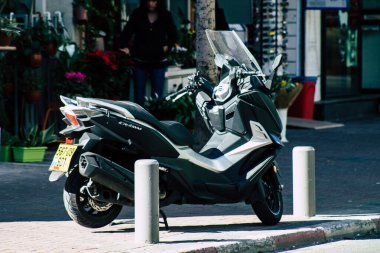 Tel Aviv İsrail 20 Aralık 2019 öğleden sonra Tel Aviv sokaklarında park etmiş bir scooter görüntüsü