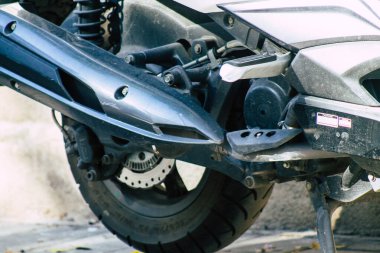 Tel Aviv İsrail 20 Aralık 2019 öğleden sonra Tel Aviv sokaklarında park etmiş bir scooter görüntüsü