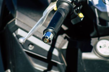 Tel Aviv İsrail 20 Aralık 2019 öğleden sonra Tel Aviv sokaklarında park etmiş bir scooter görüntüsü