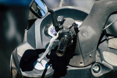 Tel Aviv İsrail 20 Aralık 2019 öğleden sonra Tel Aviv sokaklarında park etmiş bir scooter görüntüsü