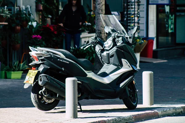 以色列特拉维夫2019年12月20日下午看到一辆摩托车停在特拉维夫街头 — 图库照片