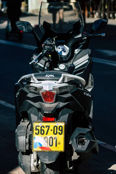 以色列特拉维夫2019年12月20日下午看到一辆摩托车停在特拉维夫街头 — 图库照片