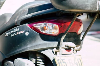 Tel Aviv İsrail 20 Aralık 2019 öğleden sonra Tel Aviv sokaklarında park etmiş bir scooter görüntüsü