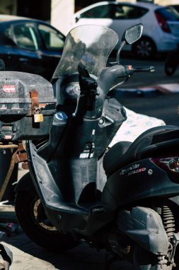 Tel Aviv İsrail 20 Aralık 2019 öğleden sonra Tel Aviv sokaklarında park etmiş bir scooter görüntüsü