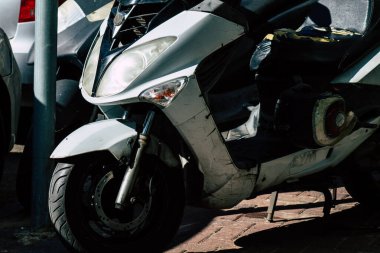 Tel Aviv İsrail 20 Aralık 2019 öğleden sonra Tel Aviv sokaklarında park etmiş bir scooter görüntüsü