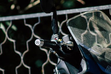 Tel Aviv İsrail 20 Aralık 2019 öğleden sonra Tel Aviv sokaklarında park etmiş bir scooter görüntüsü