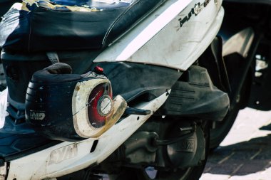 Tel Aviv İsrail 20 Aralık 2019 öğleden sonra Tel Aviv sokaklarında park etmiş bir scooter görüntüsü