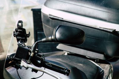 Tel Aviv İsrail 20 Aralık 2019 öğleden sonra Tel Aviv sokaklarında park etmiş bir scooter görüntüsü