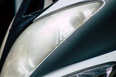 Tel Aviv İsrail 20 Aralık 2019 öğleden sonra Tel Aviv sokaklarında park etmiş bir scooter görüntüsü