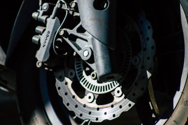 Tel Aviv İsrail 20 Aralık 2019 öğleden sonra Tel Aviv sokaklarında park etmiş bir scooter görüntüsü