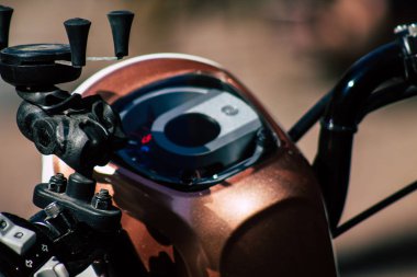 Tel Aviv İsrail 20 Aralık 2019 öğleden sonra Tel Aviv sokaklarında park etmiş bir scooter görüntüsü