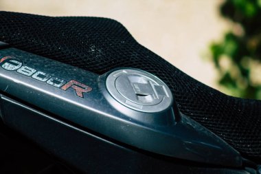 Tel Aviv İsrail, 20 Aralık 2019 Tel Aviv sokaklarına park etmiş bir Bmw motosikletinin yakın çekimi