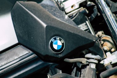 Tel Aviv İsrail, 20 Aralık 2019 Tel Aviv sokaklarına park etmiş bir Bmw motosikletinin yakın çekimi