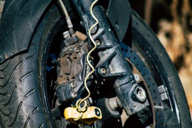 Tel Aviv İsrail, 20 Aralık 2019 Tel Aviv sokaklarına park etmiş bir Bmw motosikletinin yakın çekimi