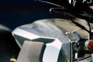 Tel Aviv İsrail, 20 Aralık 2019 Tel Aviv sokaklarına park etmiş bir Bmw motosikletinin yakın çekimi