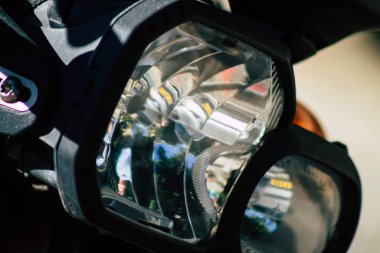 Tel Aviv İsrail, 20 Aralık 2019 Tel Aviv sokaklarına park etmiş bir Bmw motosikletinin yakın çekimi